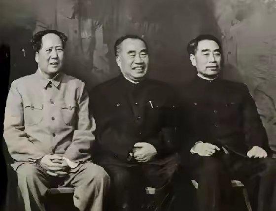 毛主席与朱老总、周总理。 