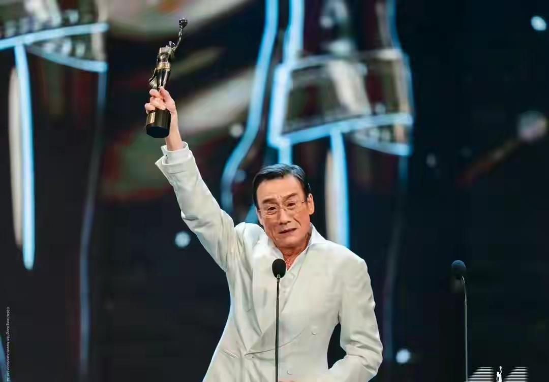 洪金宝梁家辉惠英红亮相金像奖红毯金像奖红毯星光熠熠，洪金宝、梁家辉等老戏骨风采依