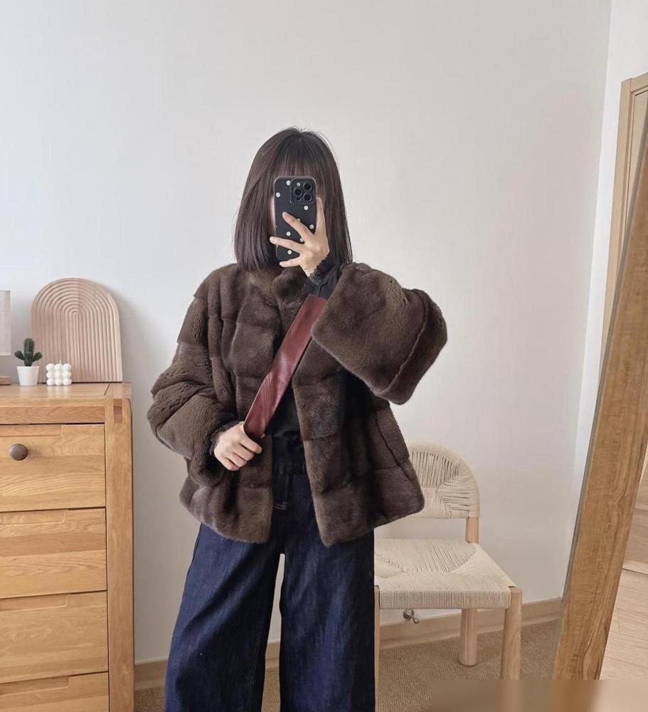 现在的小孩正忙着给昂贵的皮草“去油”，把富贵逼人的貂穿出了没人敢认的松弛感。
