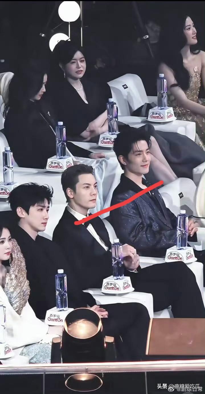 一边是权谋智深的汪藏海
一边是正义负责的老佛爷
看过老九门你会爱上老佛爷
但是去