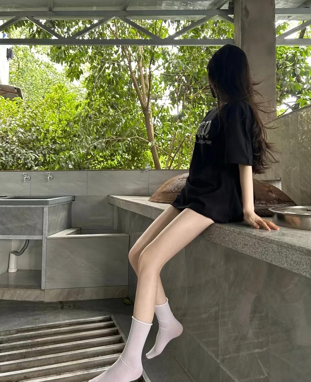 绿树掩映下，美人背景媚。