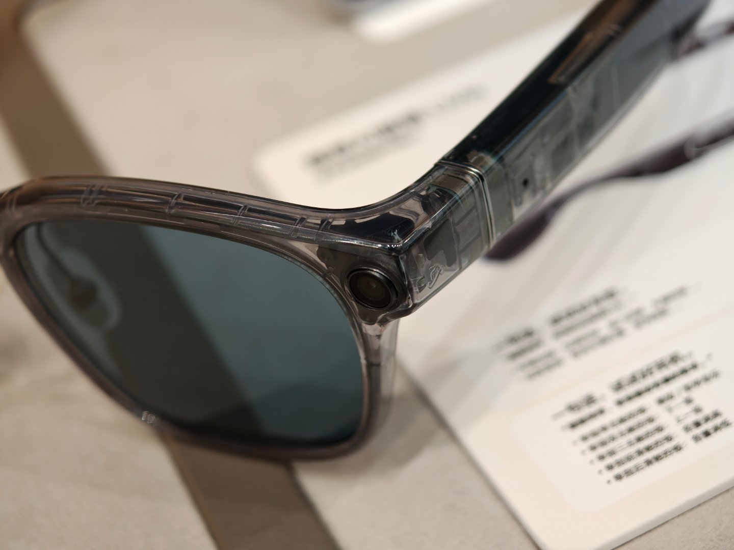 我来门店看了下科技灰强烈推荐亮光哑光都好看没有黑色那种大黑边带来的视觉感强烈上脸