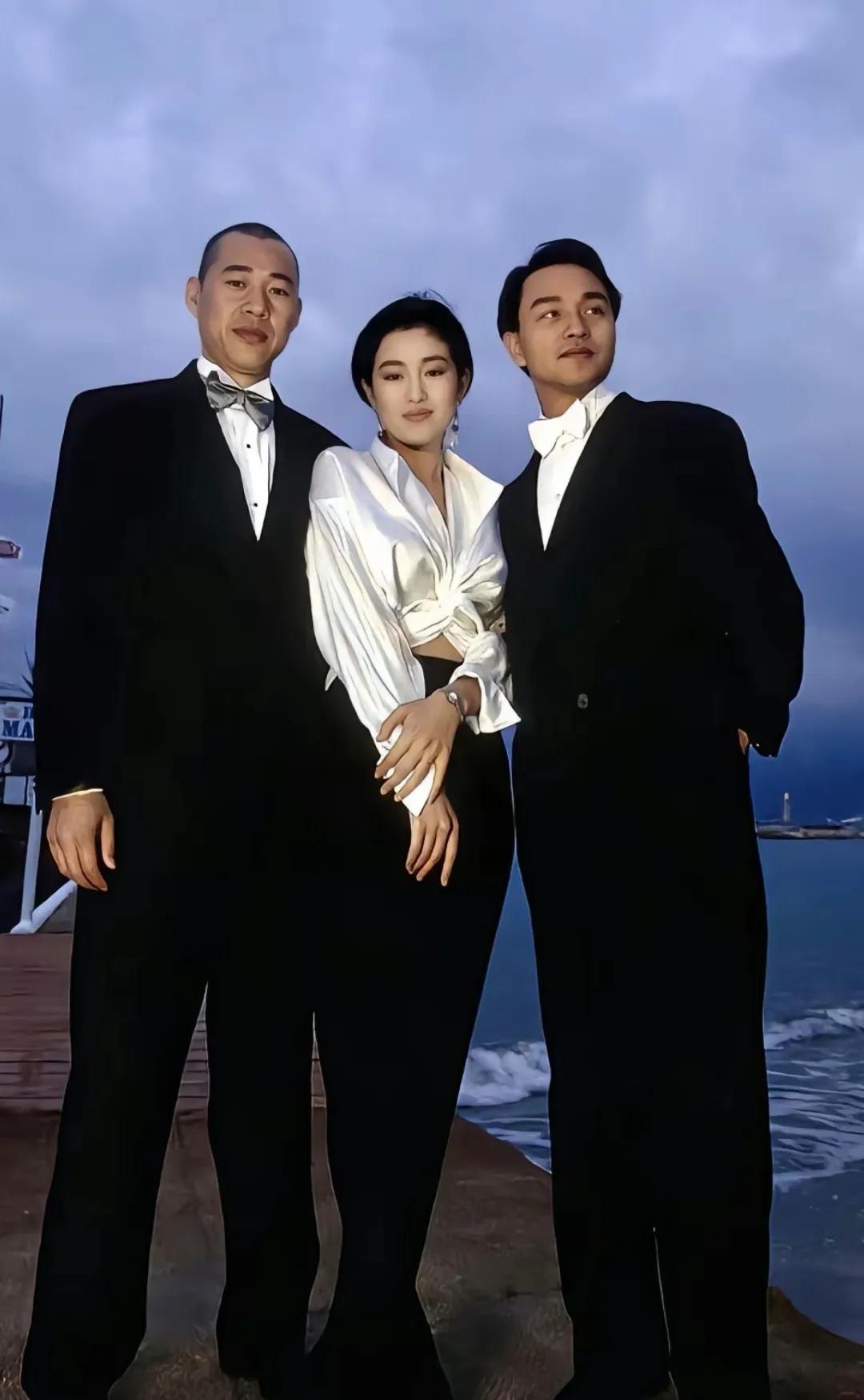 老照片: 1993年巩俐、张国荣和张丰毅一起到戛纳参加活动

当时巩俐28岁，张