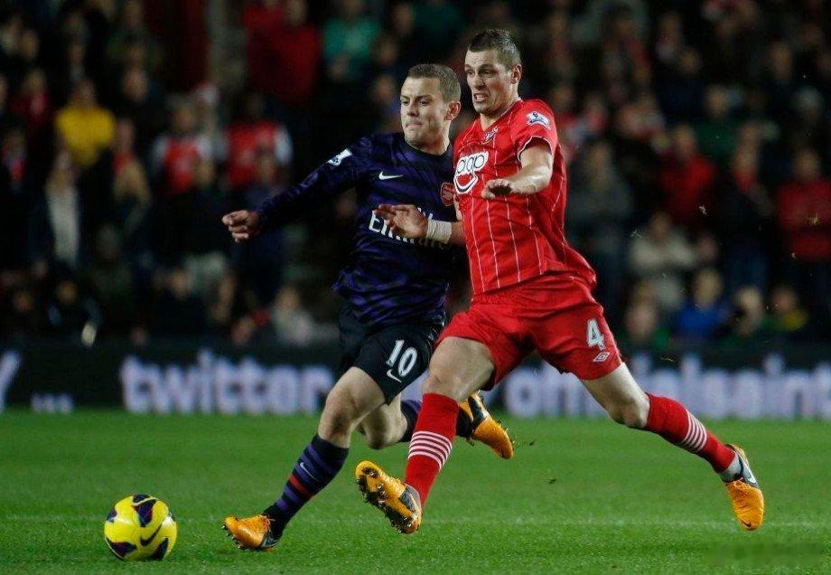 【英超-沃尔科特造乌龙球扳平 阿森纳上半场1-1暂平】1月2日讯，2012/13