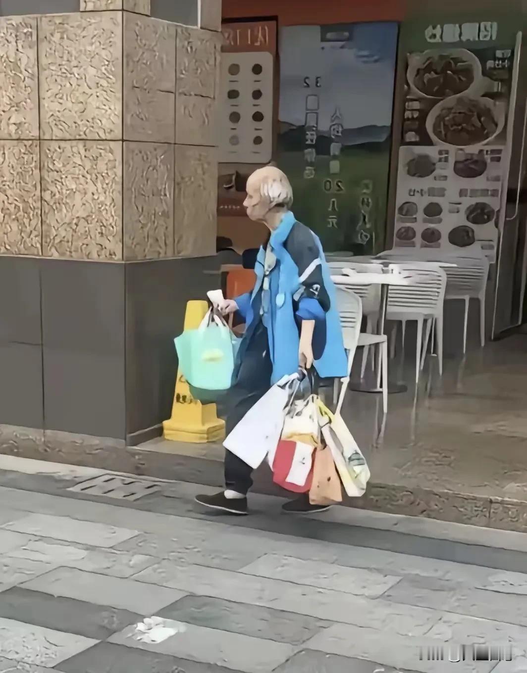 本该在家安享晚年，可白发老人却选择了送外卖，究竟是为什么？

我们小区的王大爷，