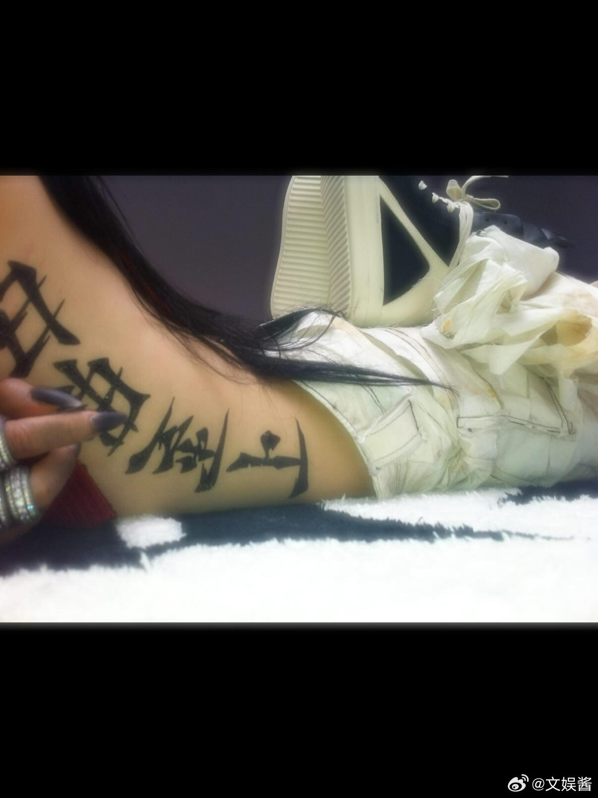 宁艺卓露背照宁艺卓晒出一组库存照，这个背这个身材不能再完美了，看得出宁宁对自己的