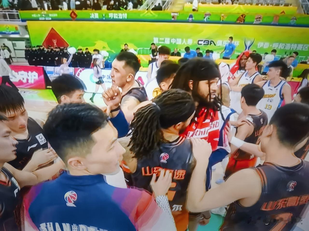 山东高速男篮获得俱乐部杯季军！大外援琼斯惊艳全场！
     刚刚俱乐部杯季军的