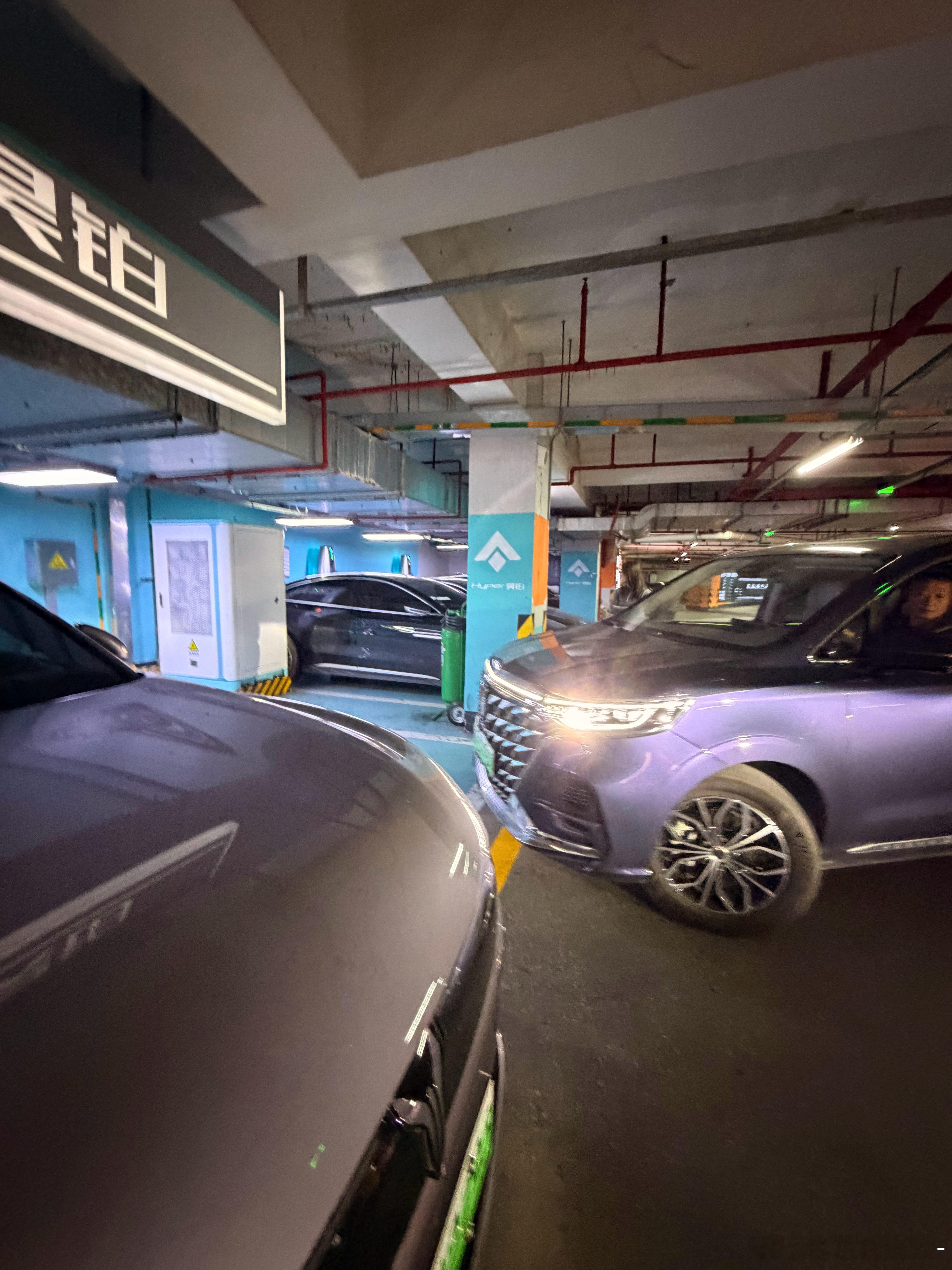 霜霜の新车前线  来商场吃brunch顺便充电时，一小姐姐开荣威IMAX8（中大