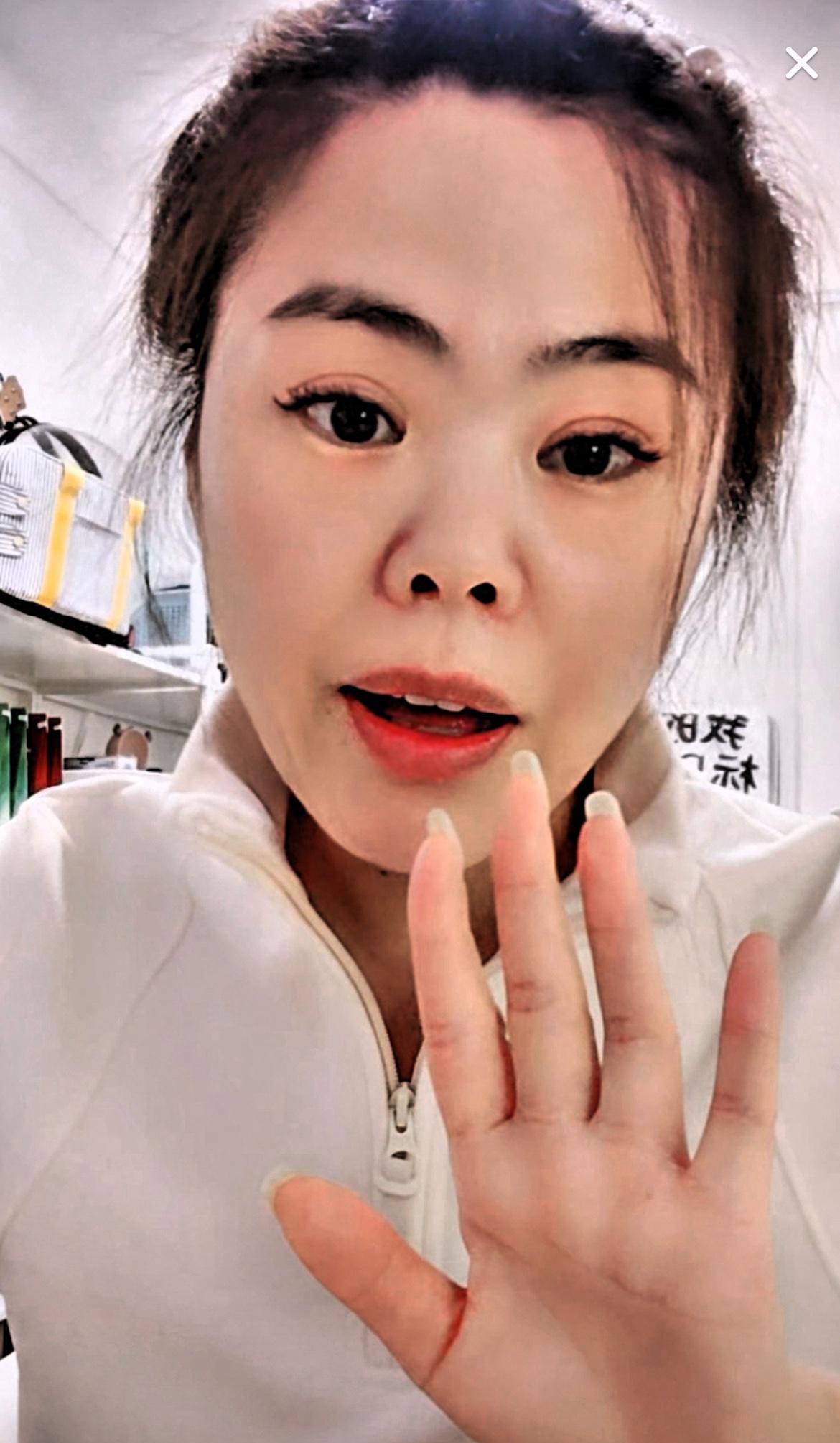 苦茶丹丹香直播卖货，靠卖惨打动人心。
用户质疑她演技太假，她直接拉黑处理。
这波