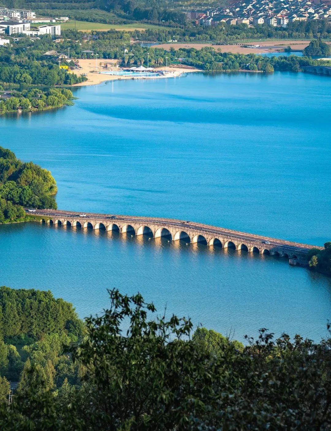 我极其讨厌学生在平时做作业时抄袭。我常跟学生说，现在做作业抄袭，长大后步入社会就