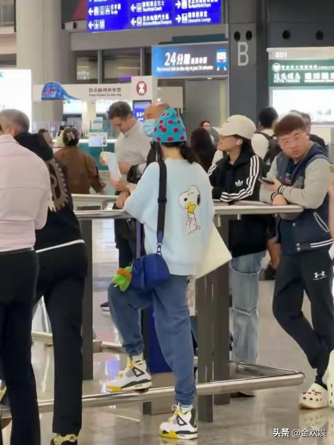 看到了网友发布的张柏芝去机场接大儿子Lucas回港的图片，母子俩见面互动中，Lu