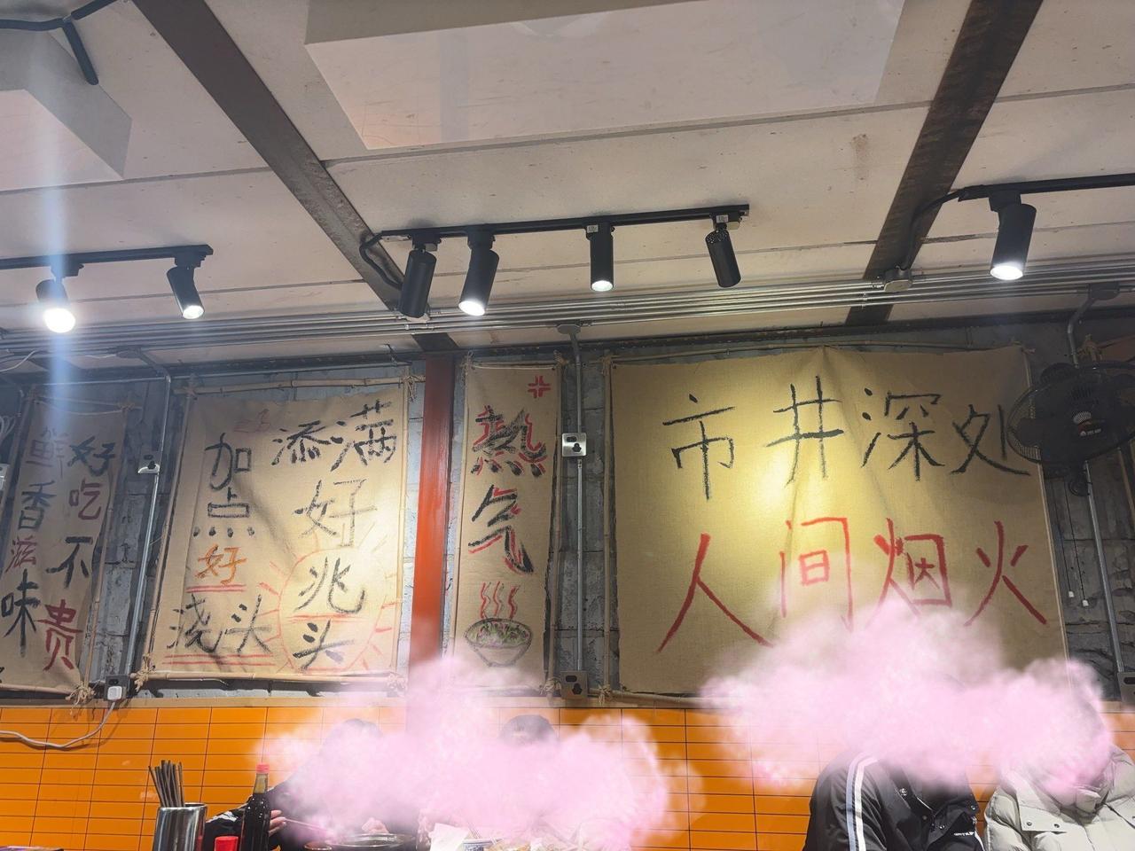 总以为烟火榜该是网红扎堆的热闹地，满是精致摆盘和打卡噱头。直到真正逛过才懂，上榜