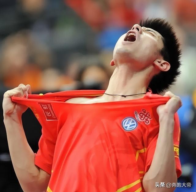 乒坛反手最强三人组是谁？张继科在直播时表示:乒坦反手最强的三个人是樊振东、王皓和