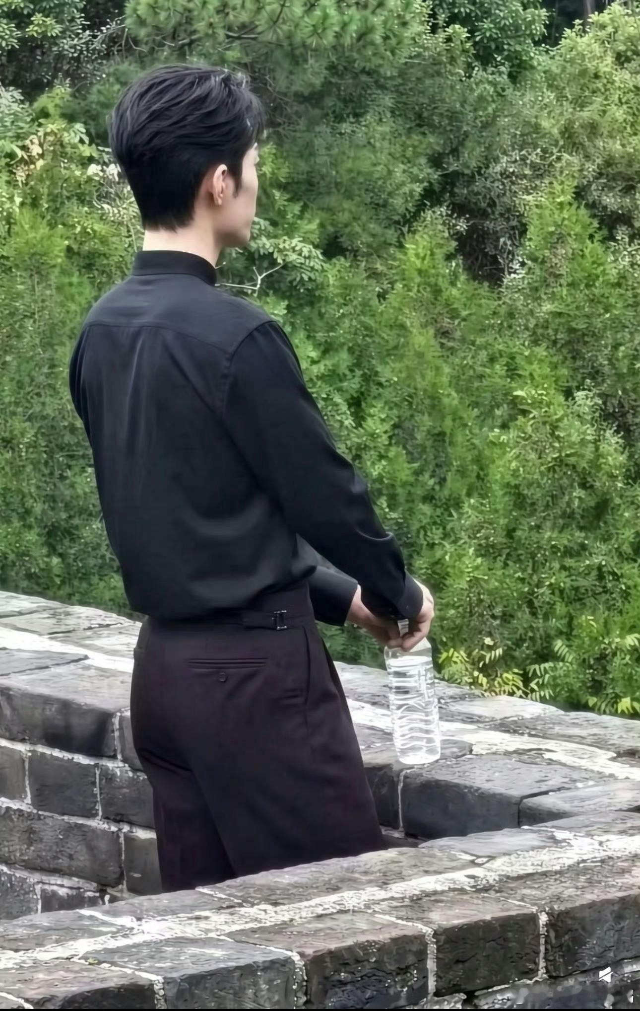 肖战在长城拍啥呢这也太帅了，从背面👀都挡不住肖战的气质，好羡慕能偶遇的，啊啊啊