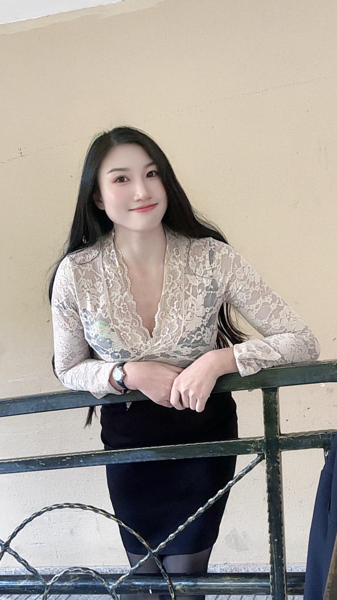 1993年出生，如今33岁仍未婚。在中国式催婚的浪潮里，好像“和谁结婚”不重要，