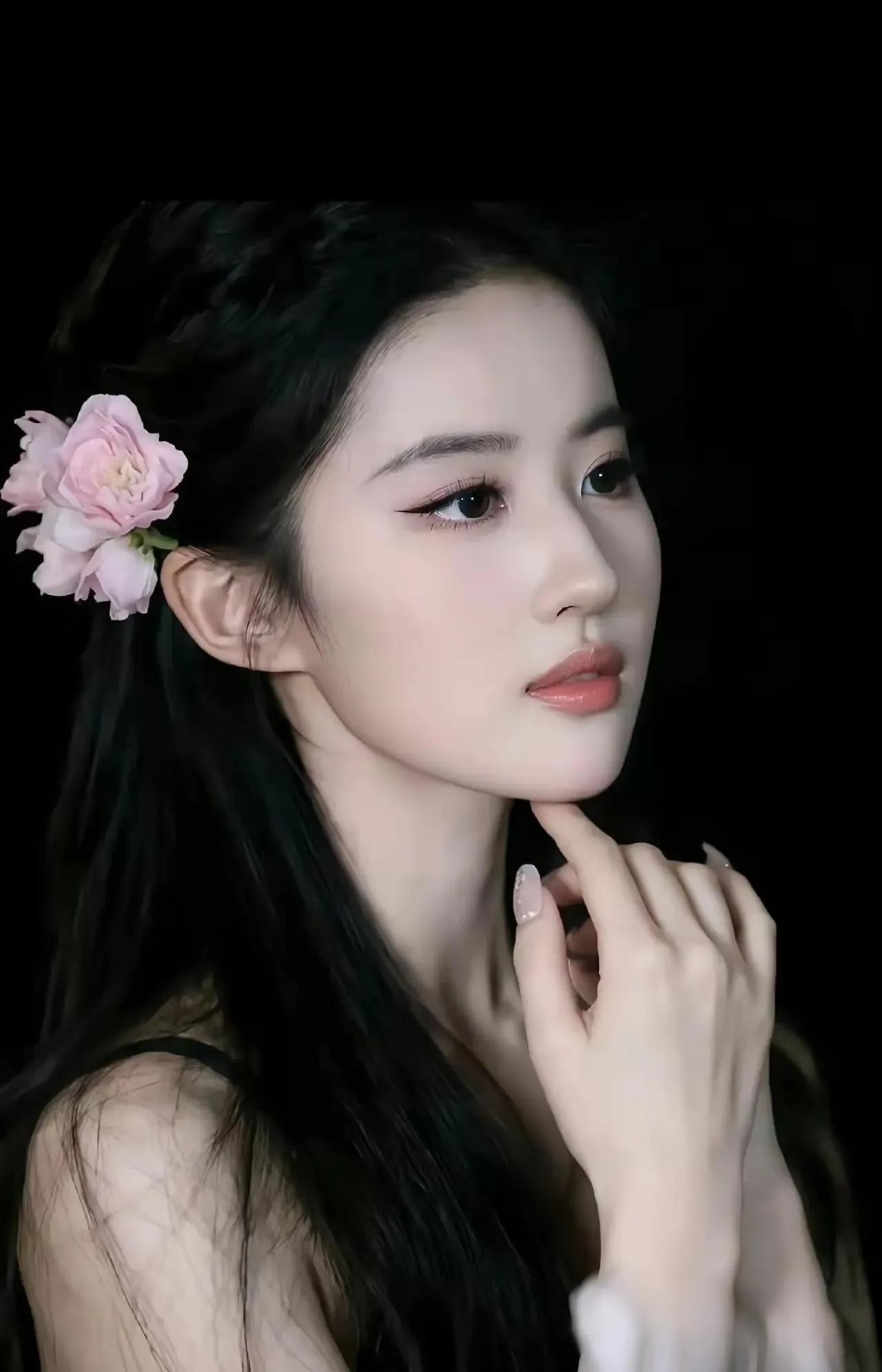 亦似天仙下凡尘，
菲芳绝代韵独真。
一身白衣乘风去，
如画江山映女神。
刘亦菲 