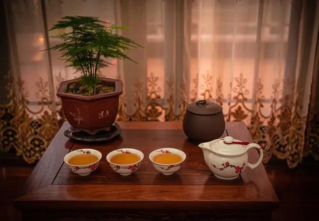 《缘》
方屏寸许有乾坤，
相聚头条巧遇君。
前世姻缘情未了，
今生微博共注情。