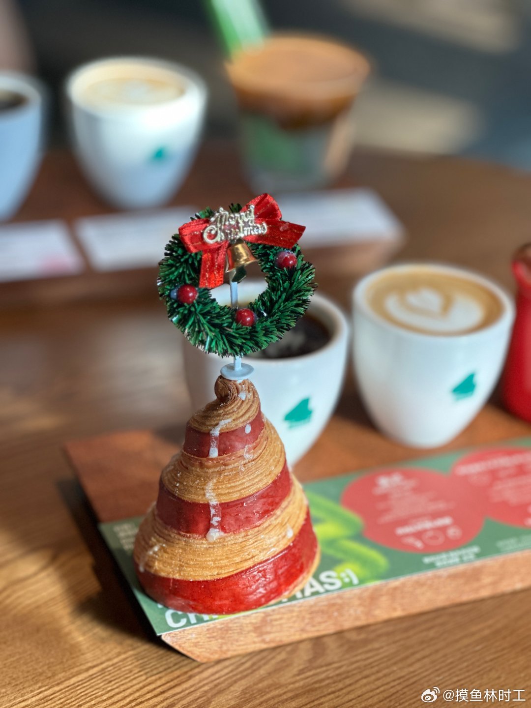 兄弟们！🎄氛围组已上线 今天在咖啡店活捉巨型可颂，比我脸还大的牛角包谁顶得住啊