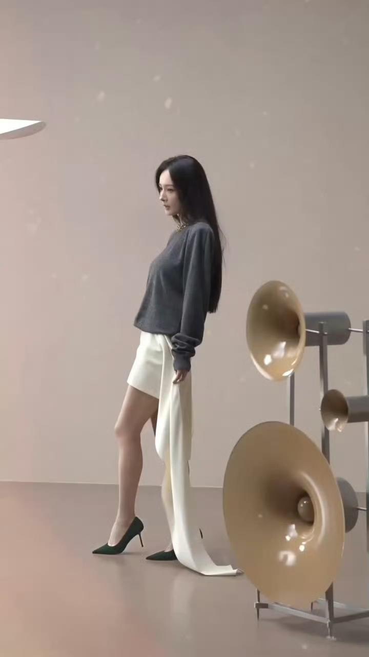 杨幂最新物料分享，幂姐出品，必属精品，你觉得呢？杨幂广告生图 杨幂 杨幂身材 杨