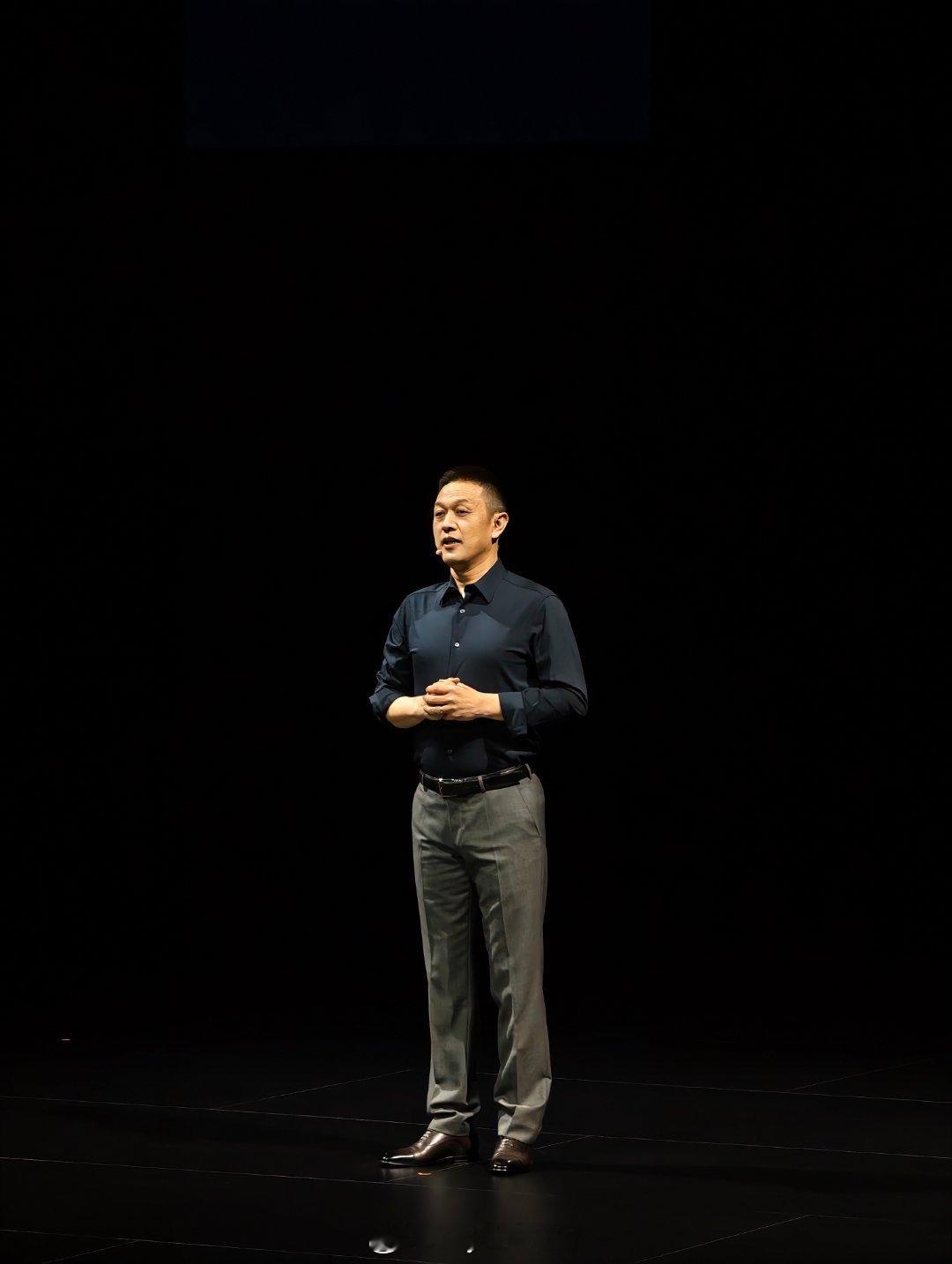 今天斌哥为了搭配ES9，都穿上皮鞋了蔚来es9蔚来