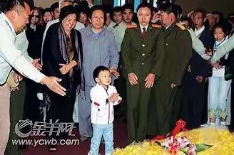 毛东东三岁起祭奠太爷爷，滋养伟人精神， 传承红色家风
 
近日，在毛泽东同志故居