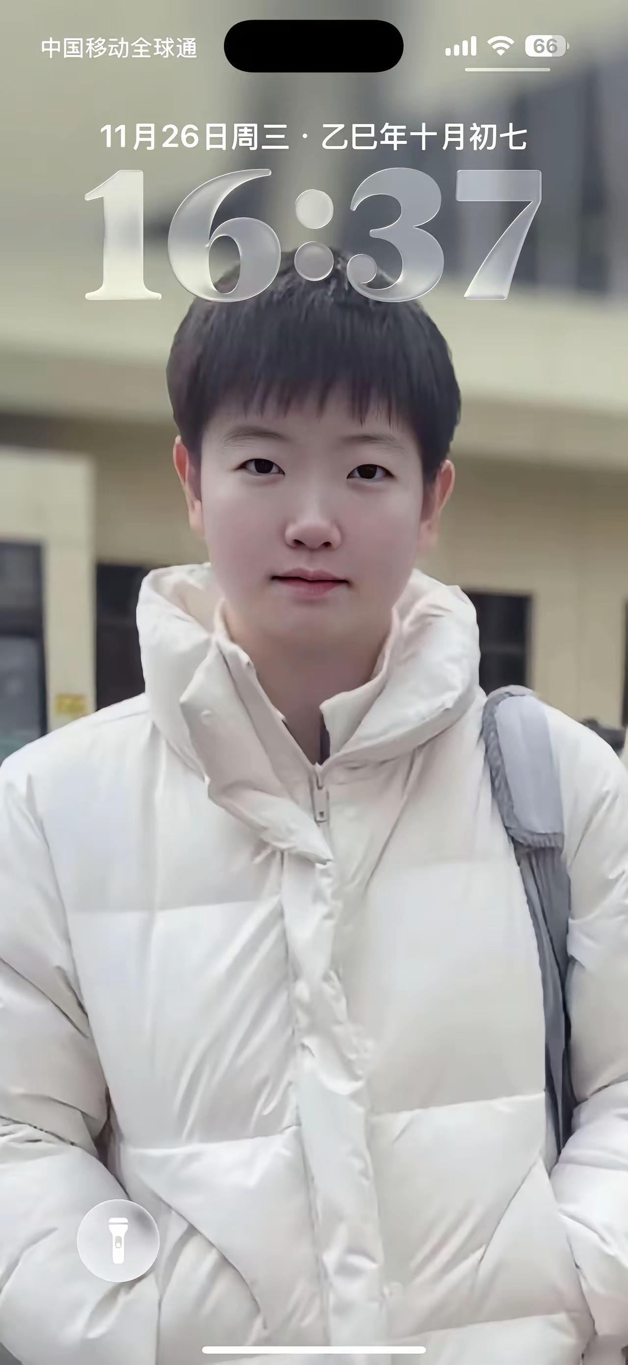 去除某宁
鸭鸭羽绒
新鲜莎莎
如沐春风

阳光明媚
柳叶齐眉
华美转身
如痴如醉