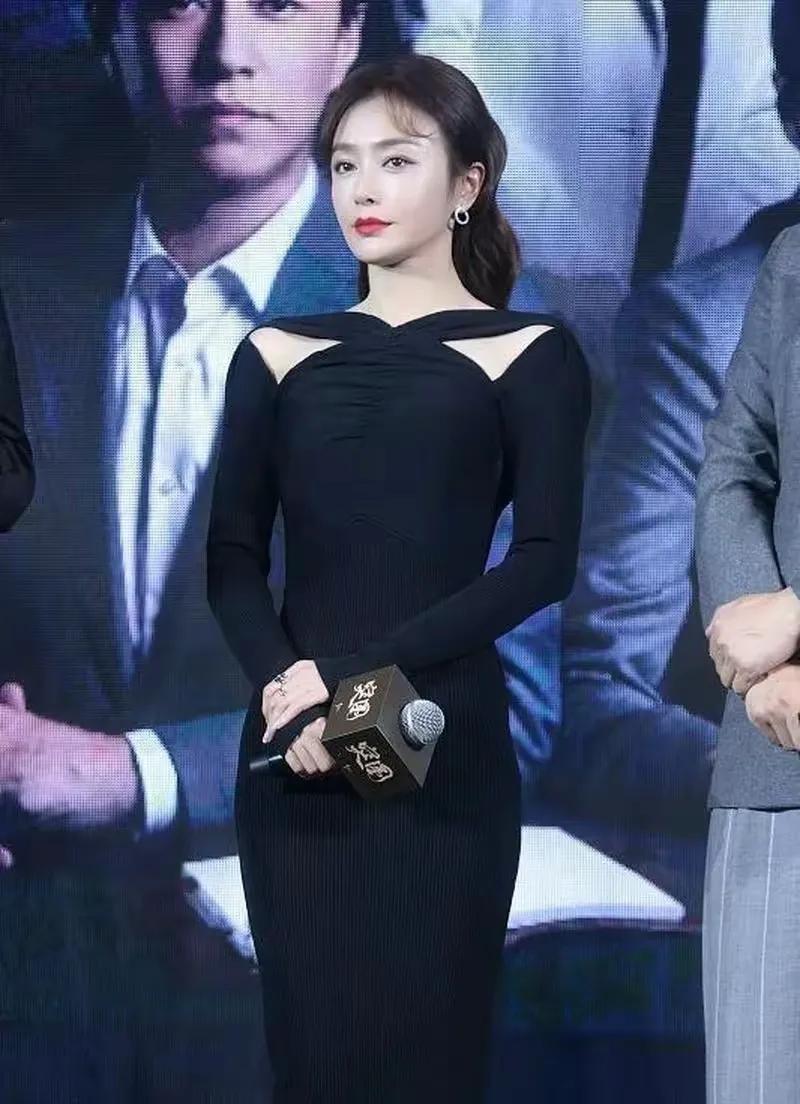 就问问那两个男人，你们俩是不知道自己的前任有多美吗？追求她的人应该是排队都排不上