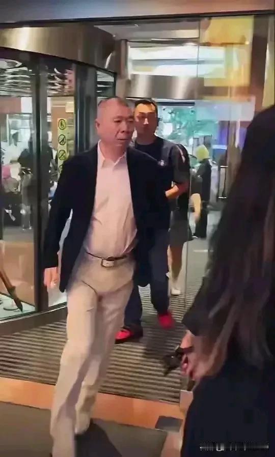 67岁了居然还能这么的帅！真羡慕67岁的冯小刚导演的身材这么好，修长挺拔的身材，