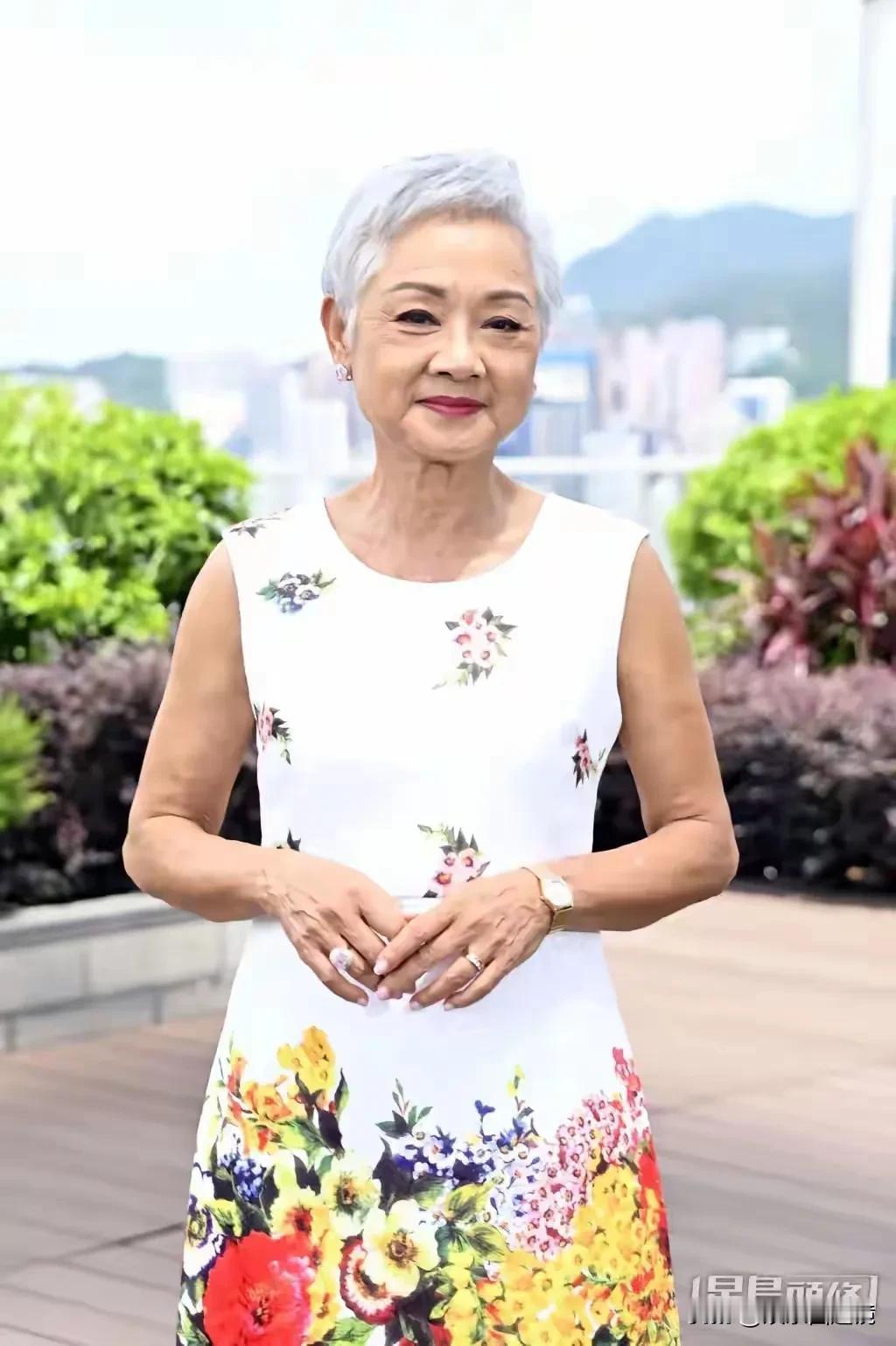 这个77岁的老太太看起来好优雅，可能很多人都不认得她，因为她亮相不多，却凭一首经