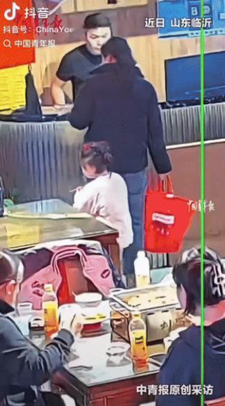 “活该发财！”近日，山东临沂一餐馆老板正在店里忙活着，突然一女子带着孩子走了进来