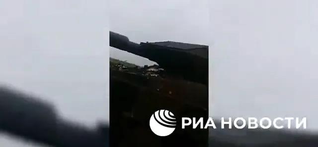 俄罗斯国防部表示，俄军缴获一辆德国产的豹式坦克及美制“布雷德利”步兵战车。

当