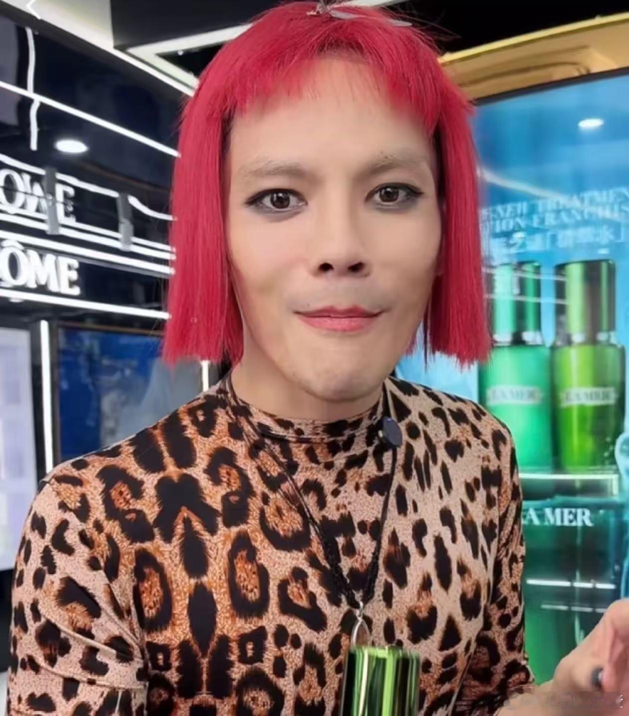 向佐你怎么穿了吉赛尔的衣服   向佐的新造型真是让人眼前一亮，红发与豹纹的碰撞，