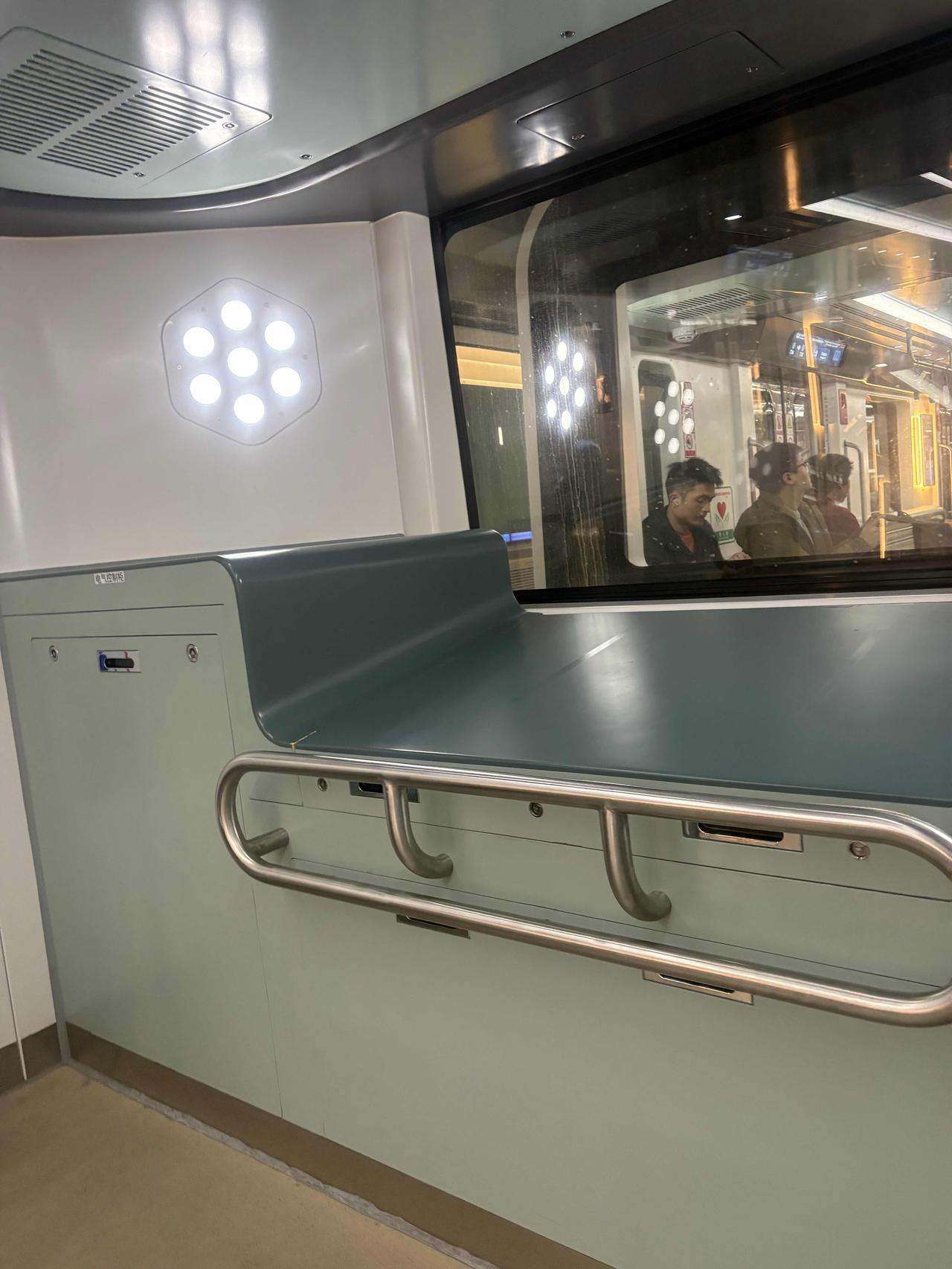 想不到T3航站楼竟然还有一个快捷车要坐，差点没赶上飞机✈️，没票只能订了一个商务