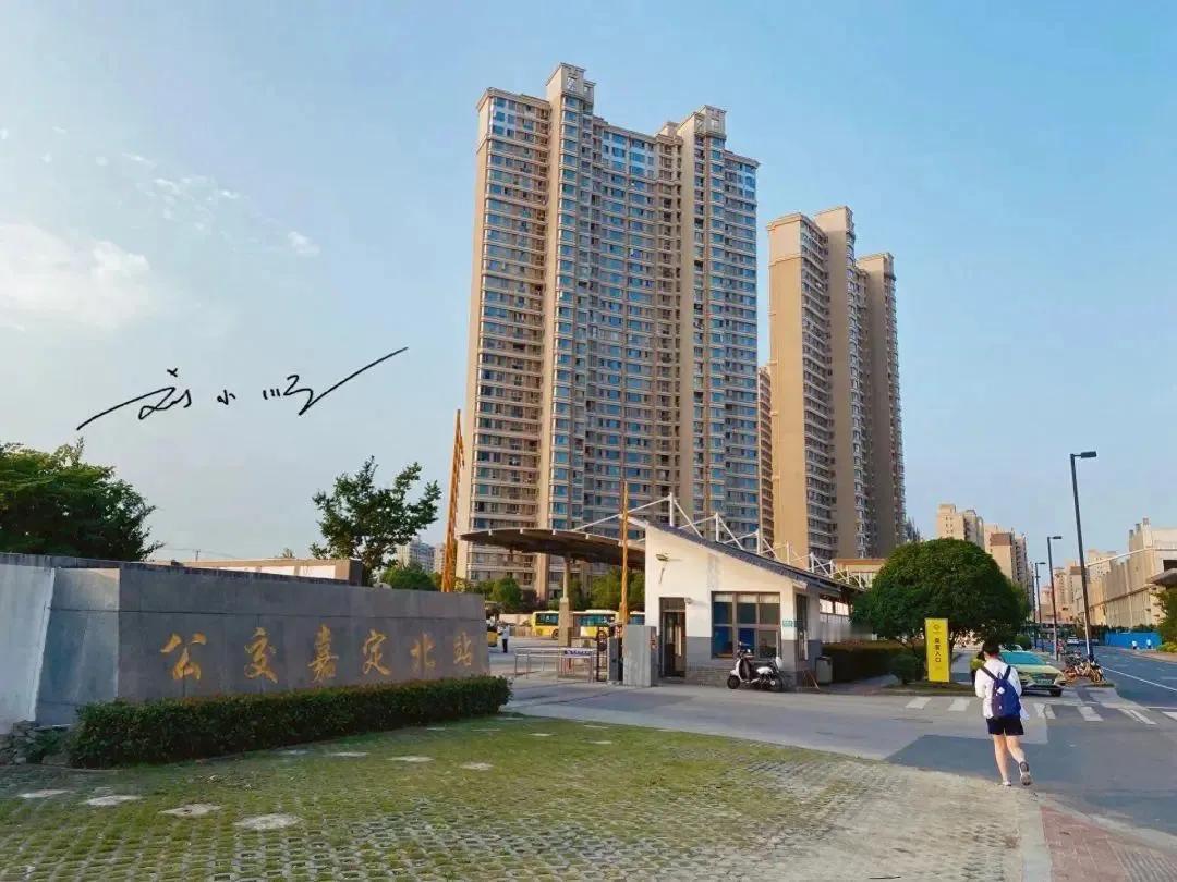 嘉定位于上海市的西北部，算是上海发展最好的郊区之一了，虽然嘉定已经在上海的边缘，