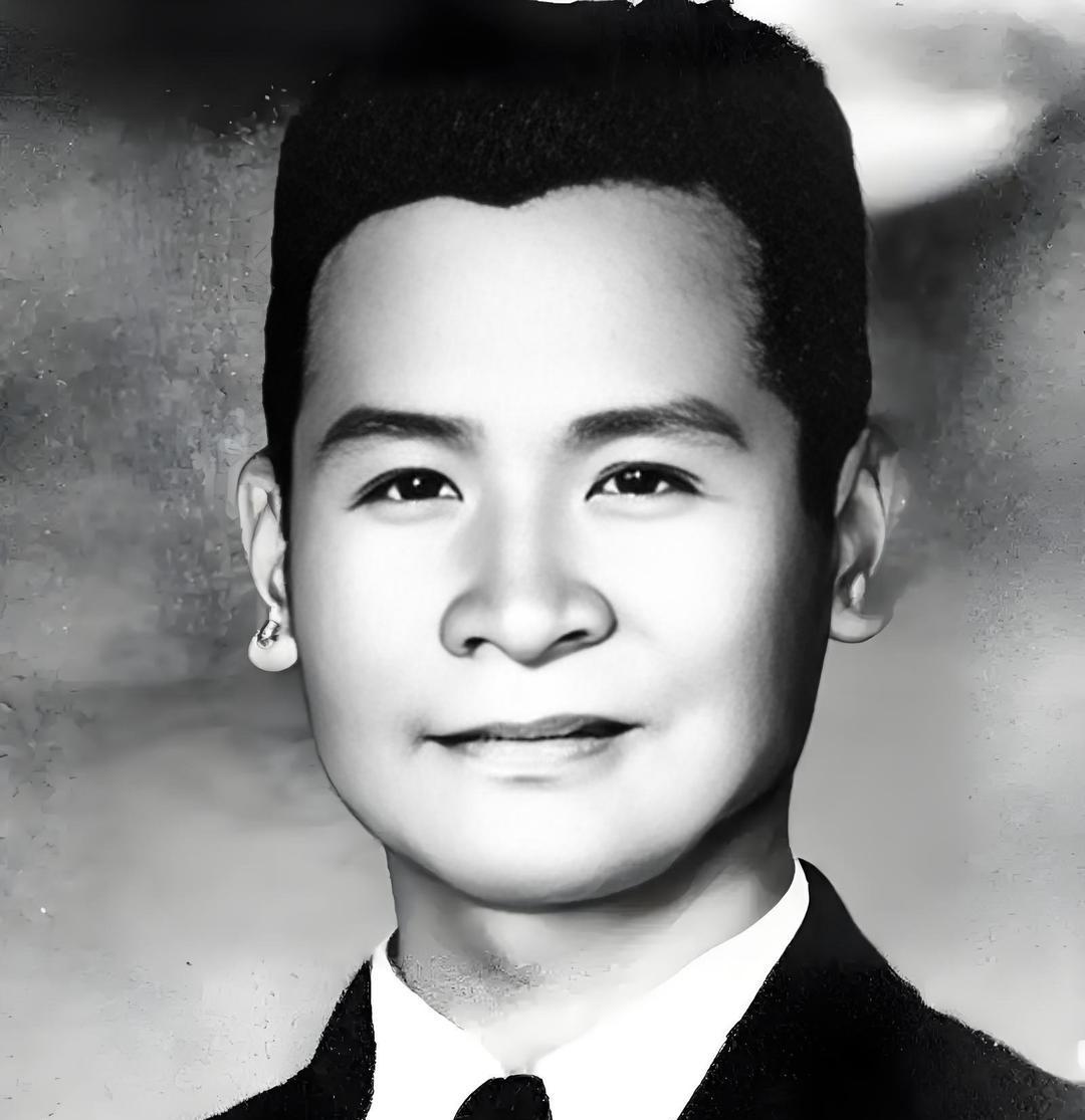 上海抓了个国民党特务，这人熬不住审问说了实话。他说南京雨花台乱坟岗埋了个大人物，