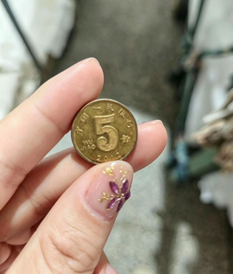 如果是你，看到它会弯腰捡吗？