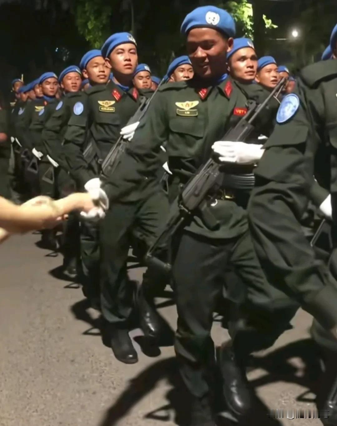 终于知道为什么越南士兵在阅兵时，给人的感觉总是缺些什么了。

越南参加阅兵的官兵