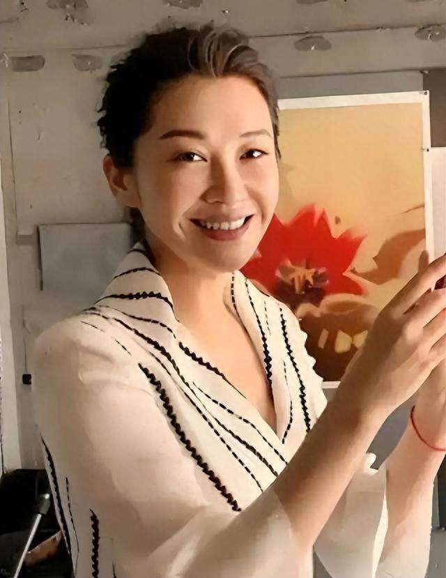 57岁许晴单身至今：两段情断后，她活成了自己的靠山