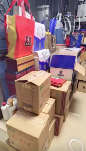 直播间599元特供酒成本一斤两块五别光心疼钱，更要担心身体。两块五一斤的劣质勾兑