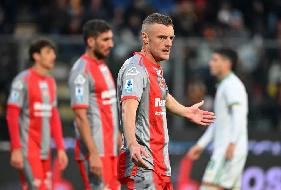 【瓦尔迪豪宅被偷窃】《太阳报》消息，上周末瓦尔迪跟随克雷莫纳，前往罗马踢客场比赛