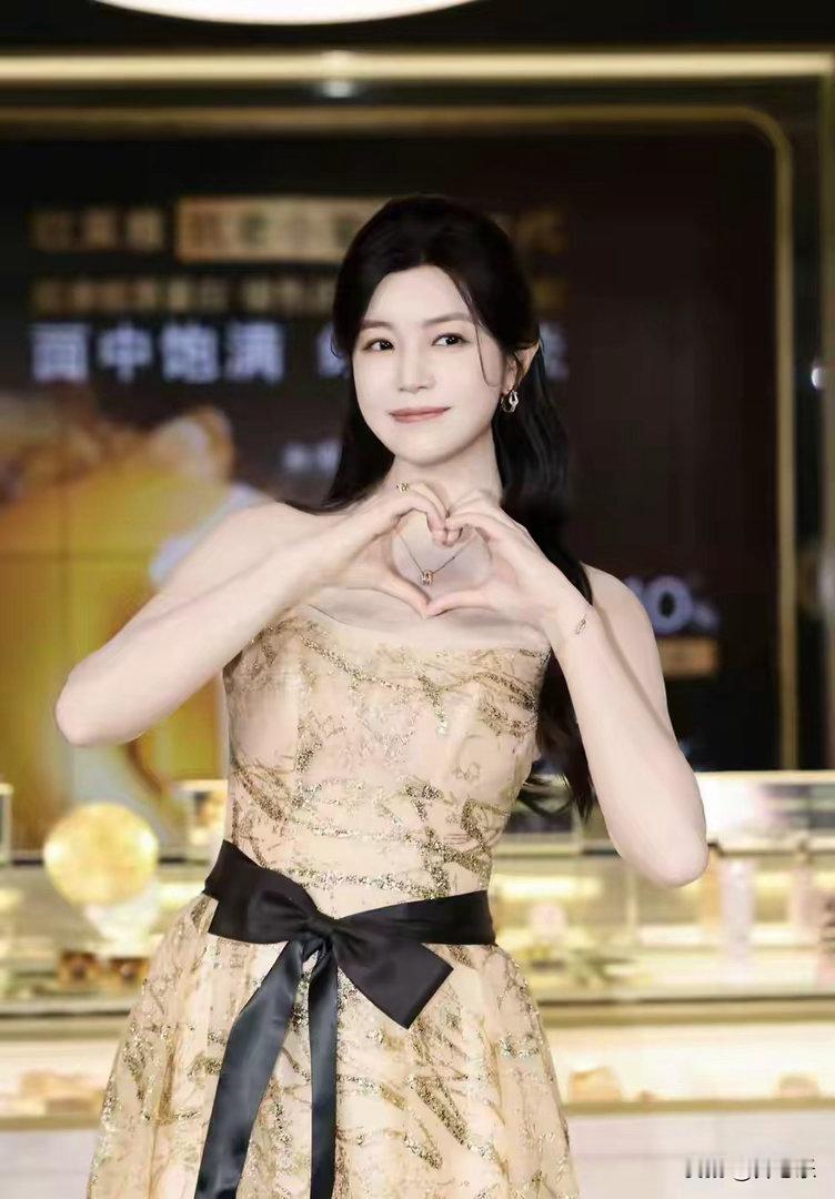陈妍希天津活动鎏金礼服出圈，饱满体态带韵味，颜值状态惊艳路人 