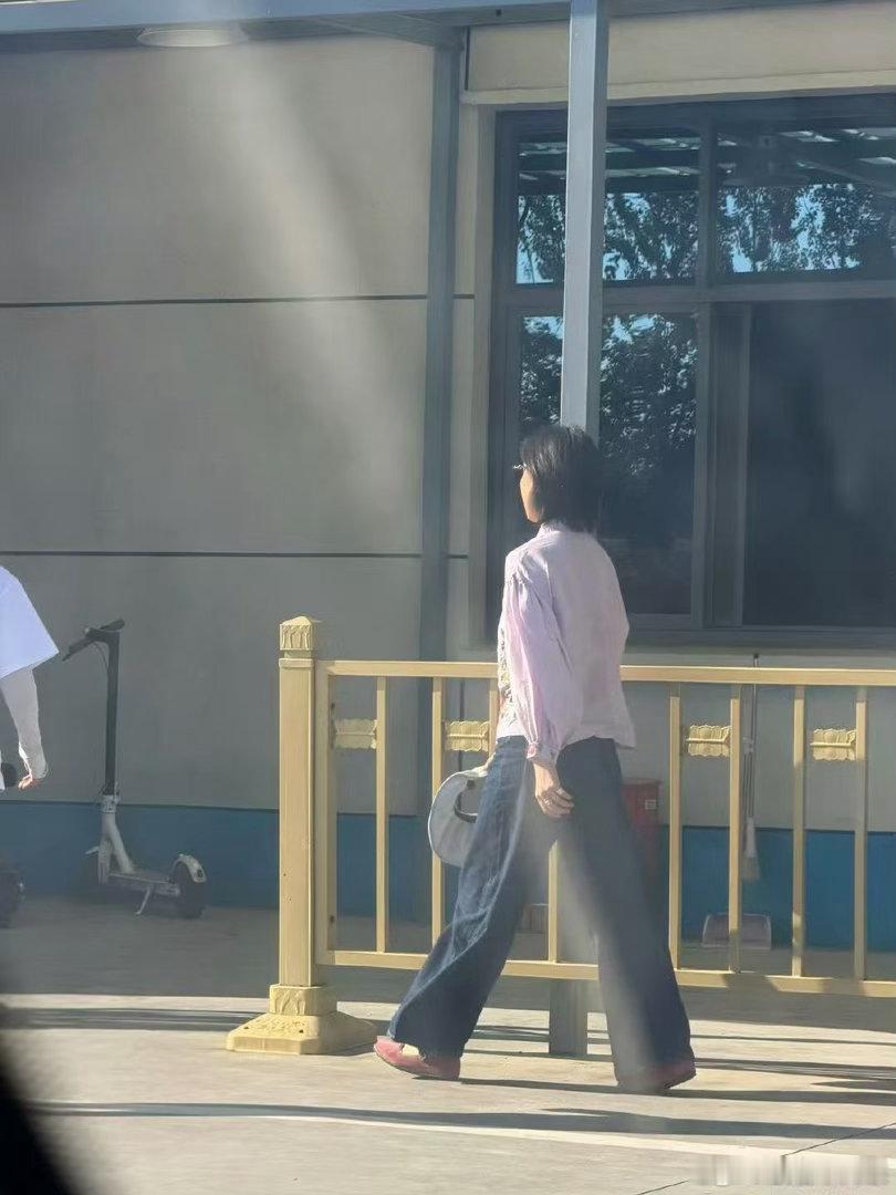 偶遇倪妮学科目二倪妮练车后背湿透了 网友学科目二偶遇倪妮，姐姐练车练到后背都湿透