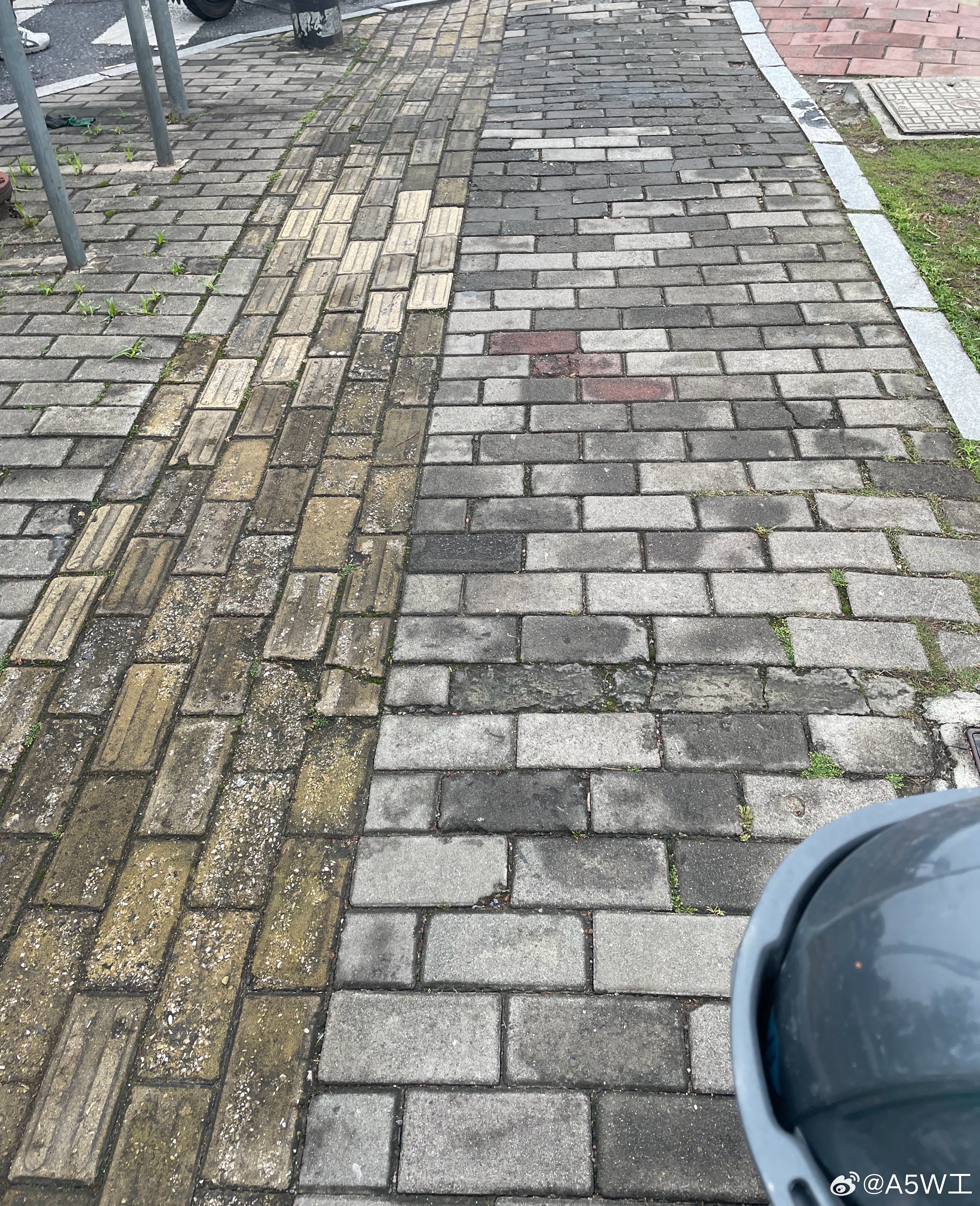 这共享电驴真是有点蛋疼。轮胎太差太窄了，过个小接缝或者压到稍微新一点的白线边缘都