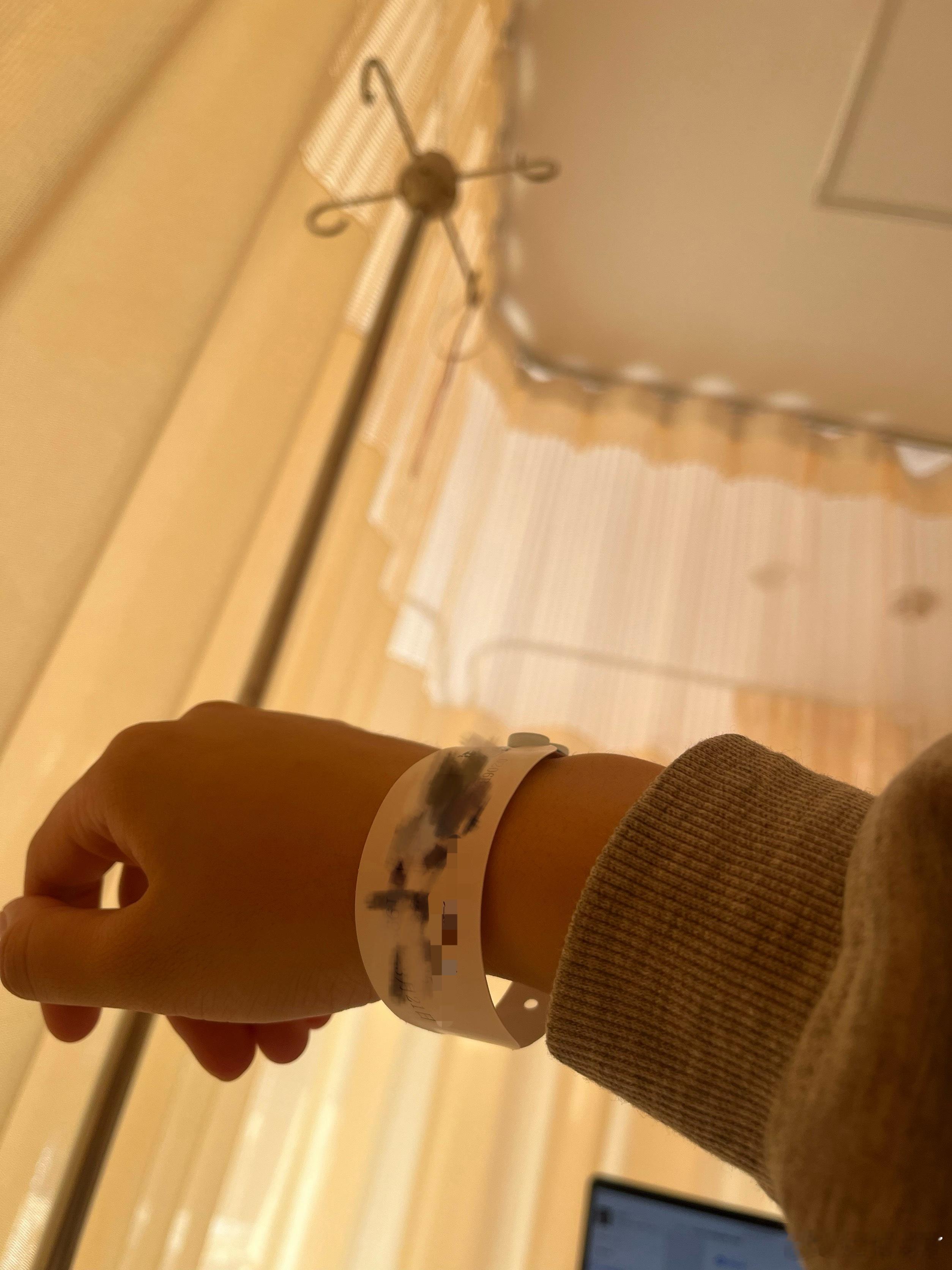 昨天检查听力，发现已轻度受损确诊突发性耳聋（非重度），伴随耳鸣眩晕回音，住院、各