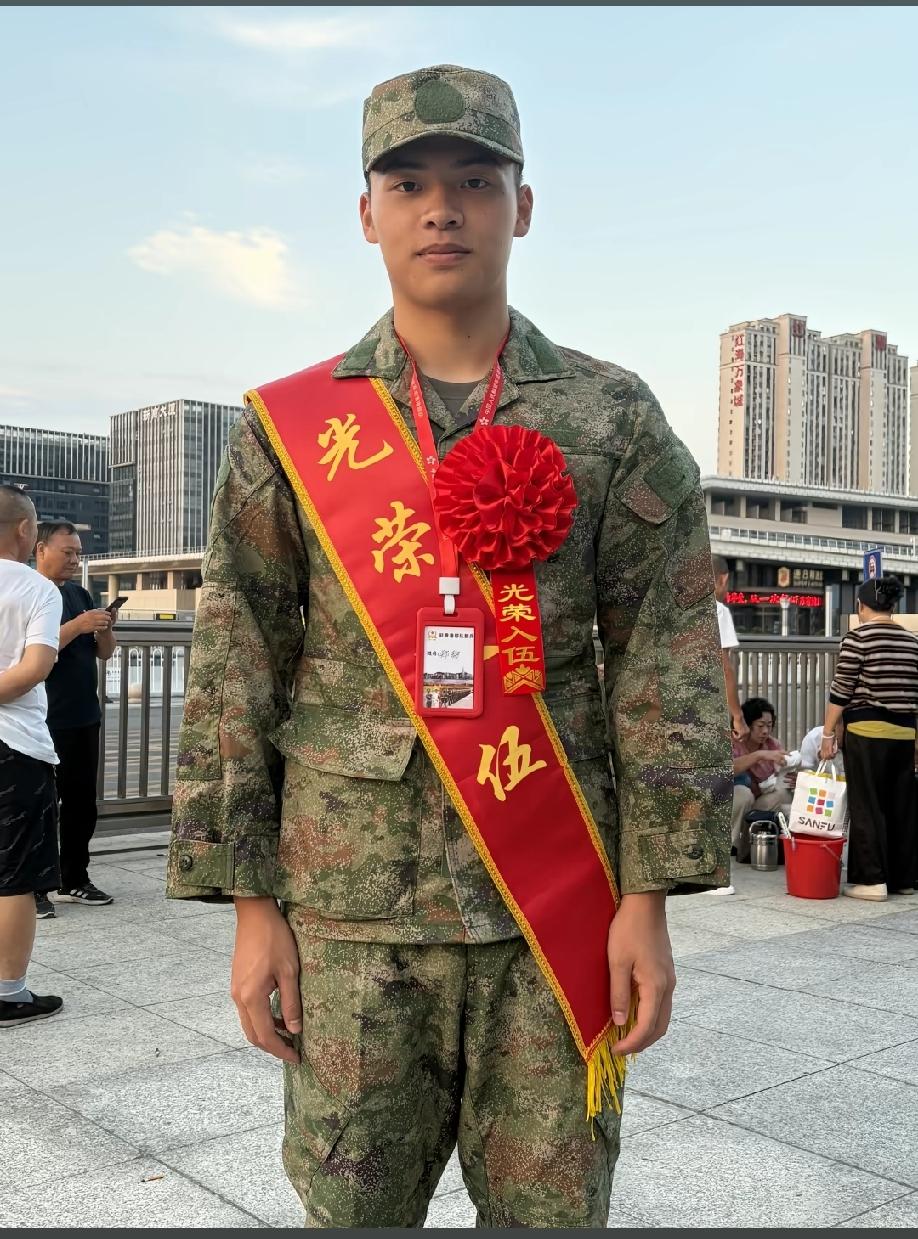又一位江西上饶优质男青年上交国家了，分配到香港。
小孩很板正，前途光明。
昨天，