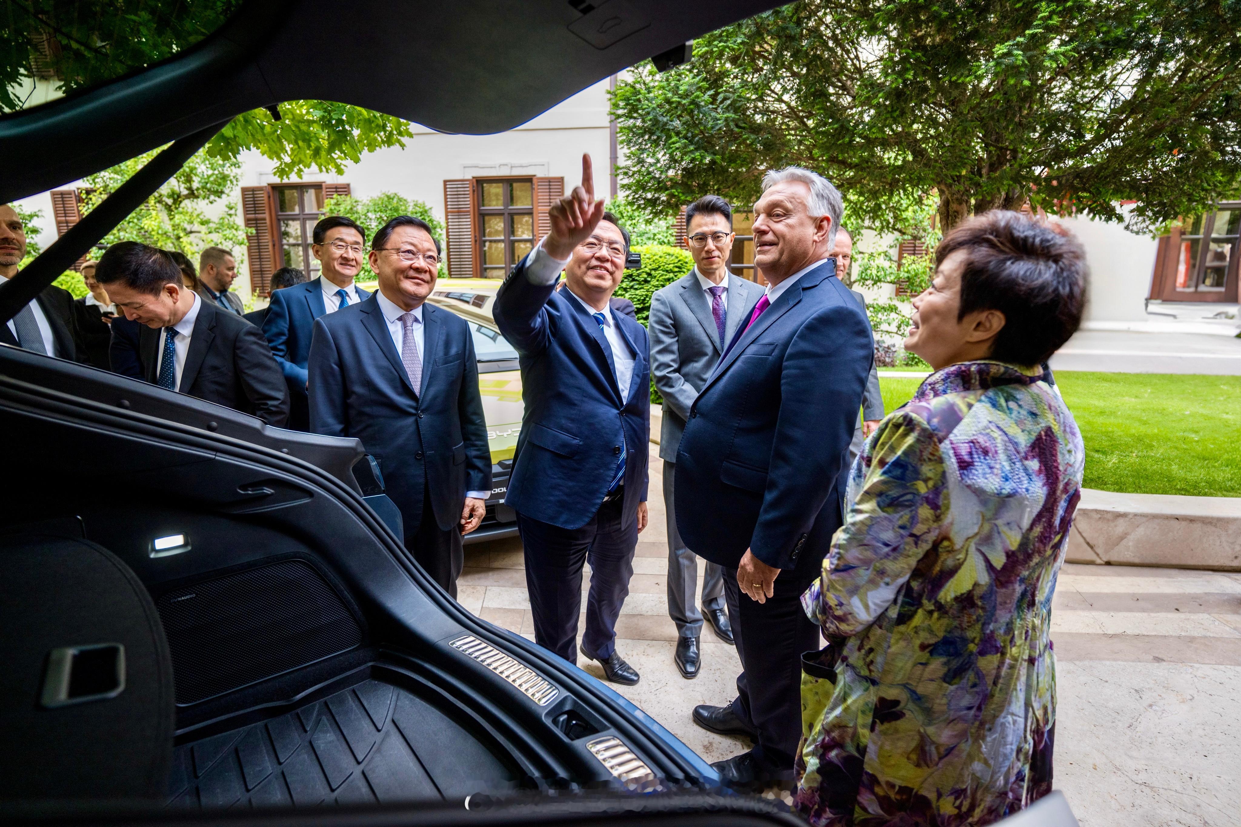 中国的新能源出海，比亚迪是当之无愧的第一名。在2024年，比亚迪以427万辆新能