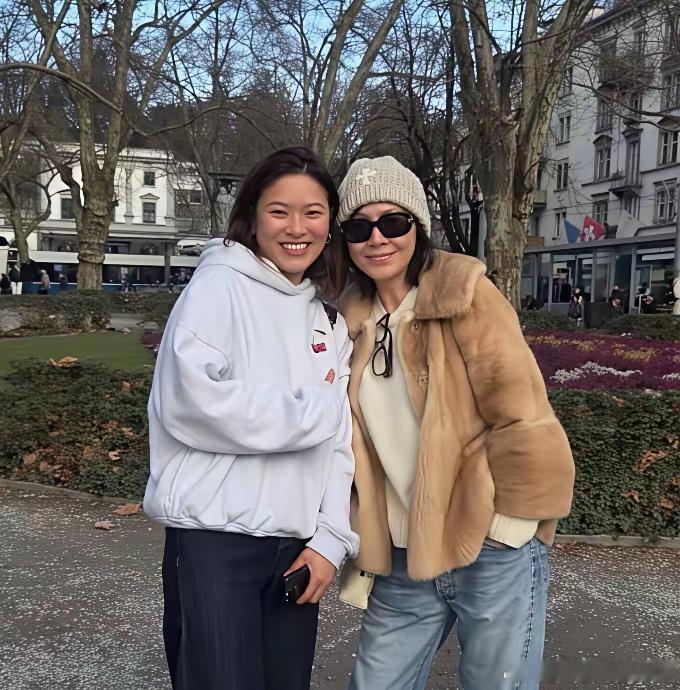 60岁刘嘉玲在瑞士街头被偶遇，她穿着貂毛外套，打扮贵气十足。脸部素颜，皮肤太好了