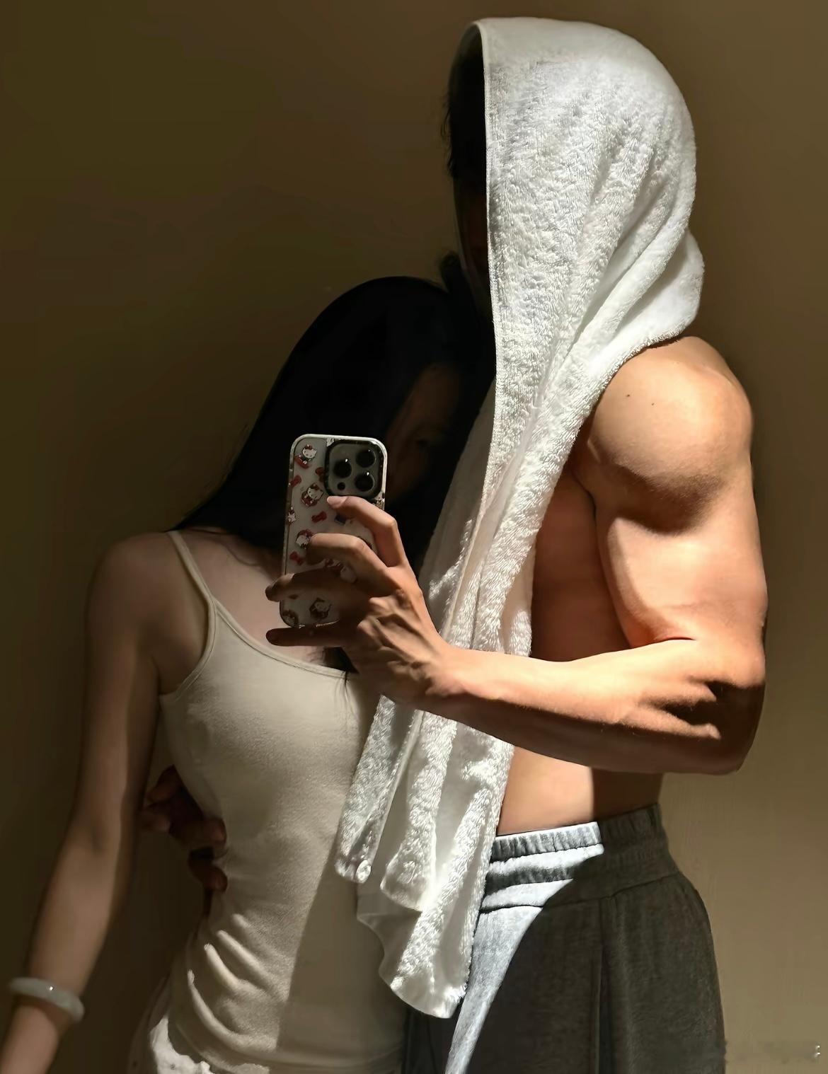 在此等肌肉男怀里很难不笑 