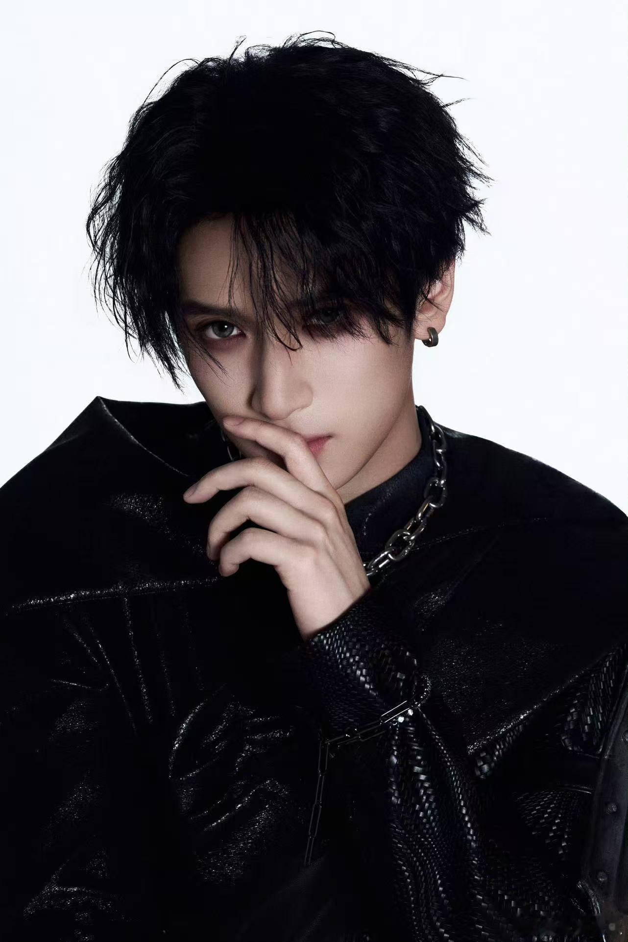 严浩翔帅成什么样了严浩翔耳钉造型严浩翔耳钉造型，帅成什么样了，