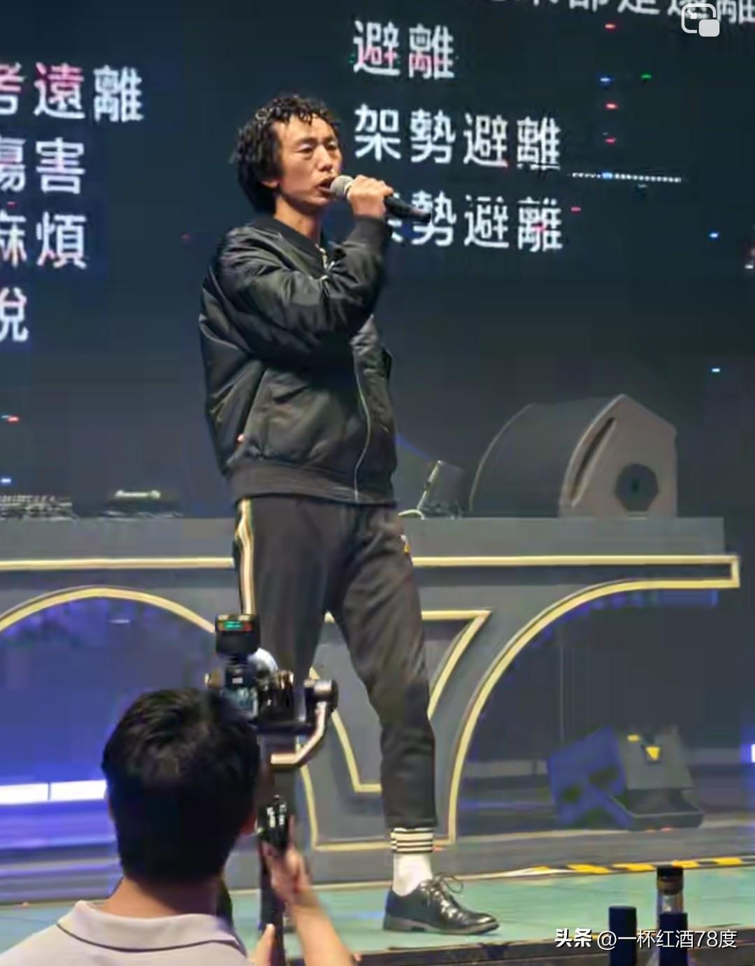 别看庞麦郎歌唱的不怎么样，也不够专业，但这个人很有职业操守，在舞台上每一分钟都很